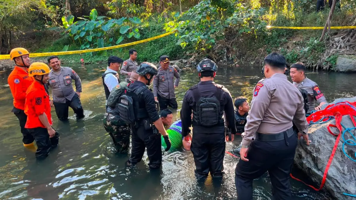 TETAP HATI HATI : Aparat jilbom dari kesatuan Polda Jatim mengevakuasi benda diduga bom di kali lahar Kelurahan / Kecamatan Sukorejo untuk diamankan, kemarin (9/7)