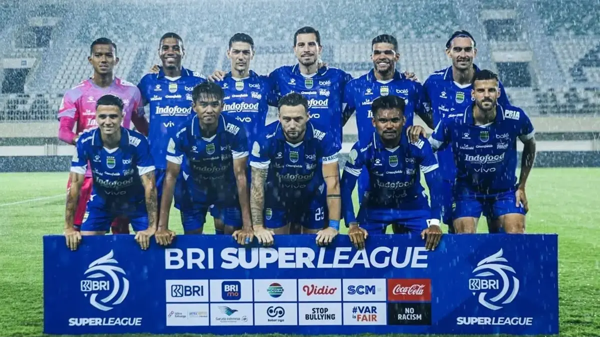 Transfer Persib Bandung terbaru menghadirkan 9 pemain keluar dan sejumlah rekrutan anyar seperti Sandy Walsh, Luca Menalo, serta Ragnar Oratmangoen.(pinterest)