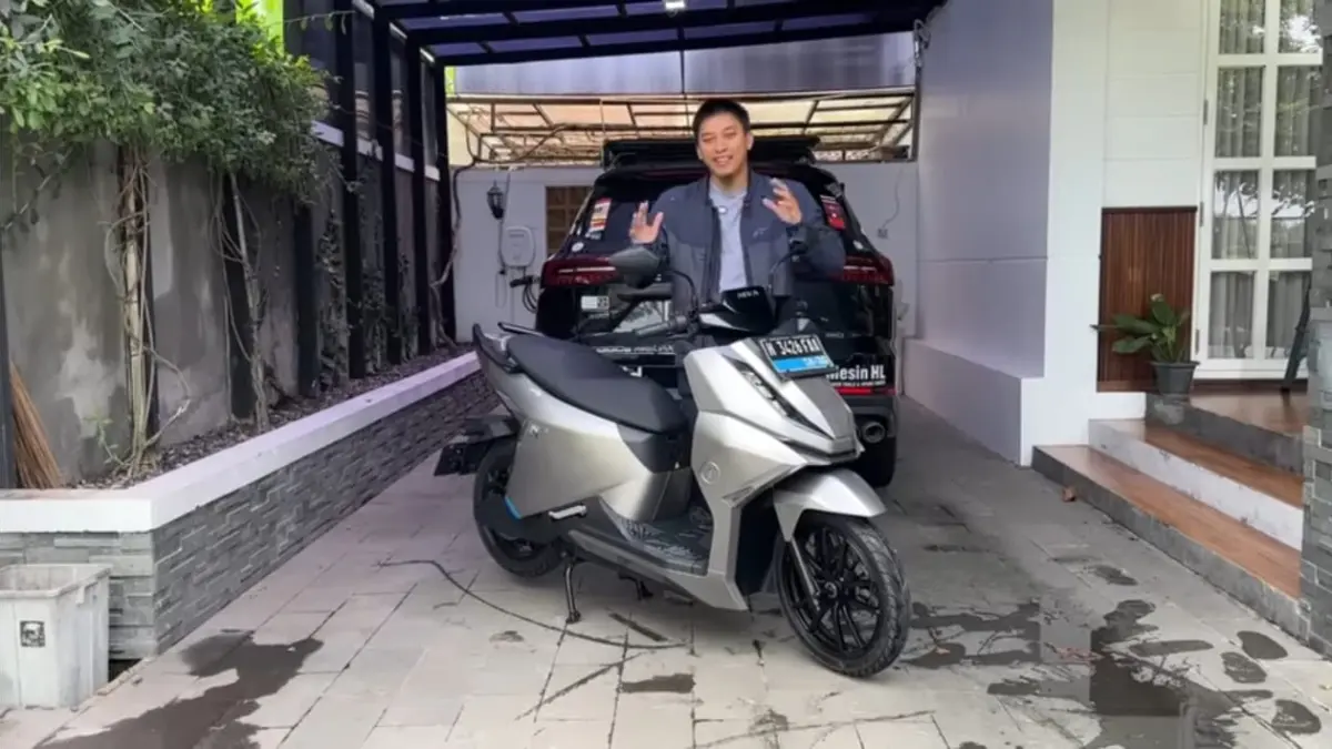 Alpha Entry Next Generation hadir dengan baterai LFP 3,5 kWh, jarak tempuh 140 km, fitur modern, dan harga mulai Rp30,5 juta. Simak spesifikasinya.(ScYoutube)