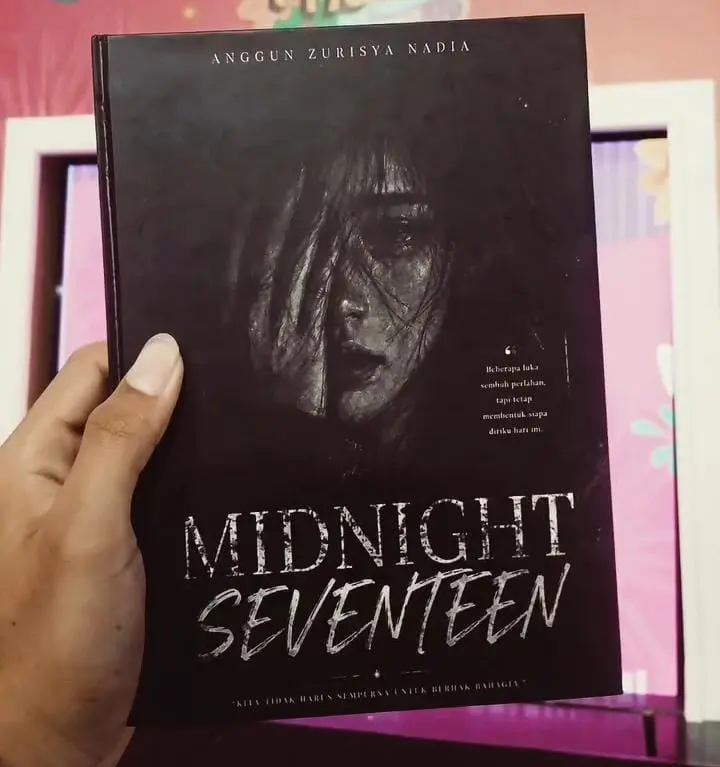 Buku karya Anggun Zurisya Nadia bertajuk Midnight Seventeen