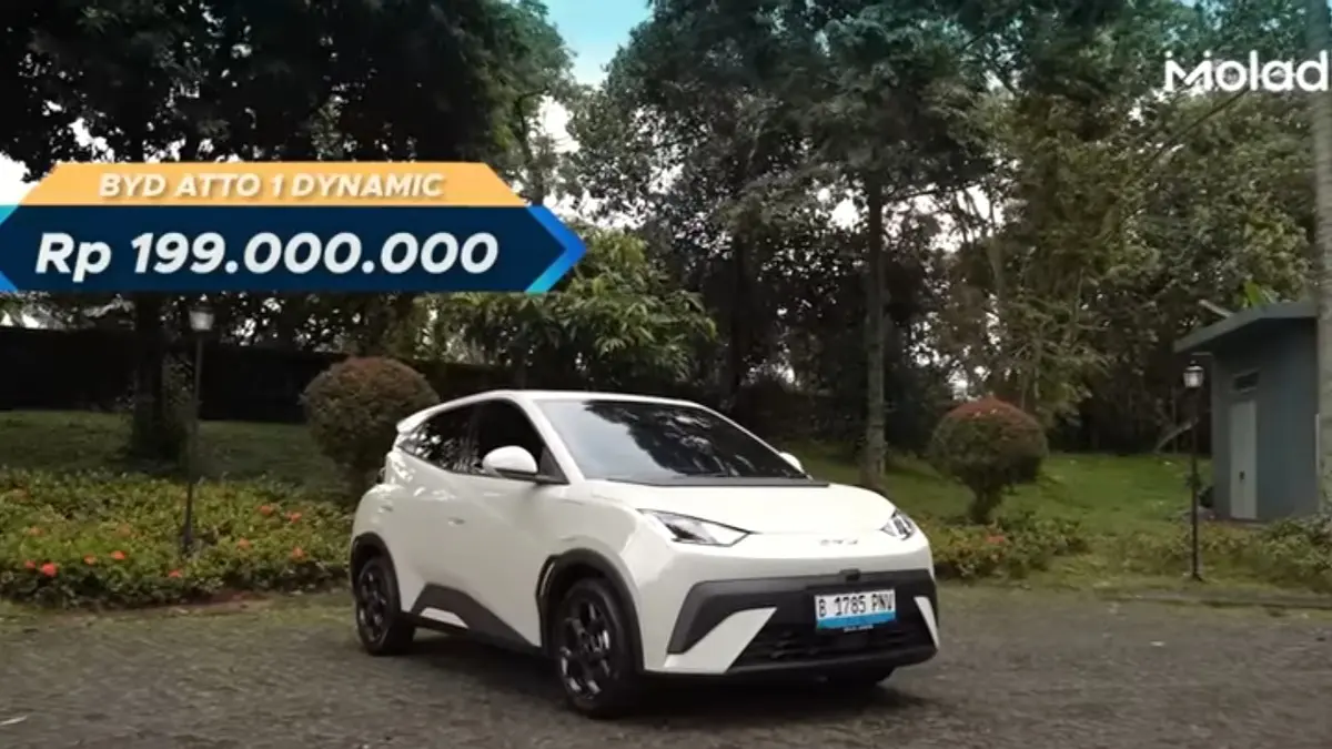 BYD Atto 1 vs Geely EX2 dibandingkan dari tenaga, fitur, kabin, hingga kenyamanan. Simak kelebihan dan kekurangan masing-masing sebelum membeli. (ScYoutube) 