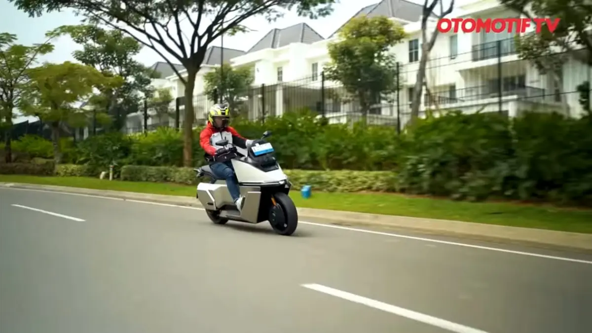 Motor listrik Omo X Smart hadir dengan tenaga 13 kW, jarak tempuh hingga 260 km, layar TFT 10,25 inci, dan harga pre-order Rp35,5 juta.(Pinterest)