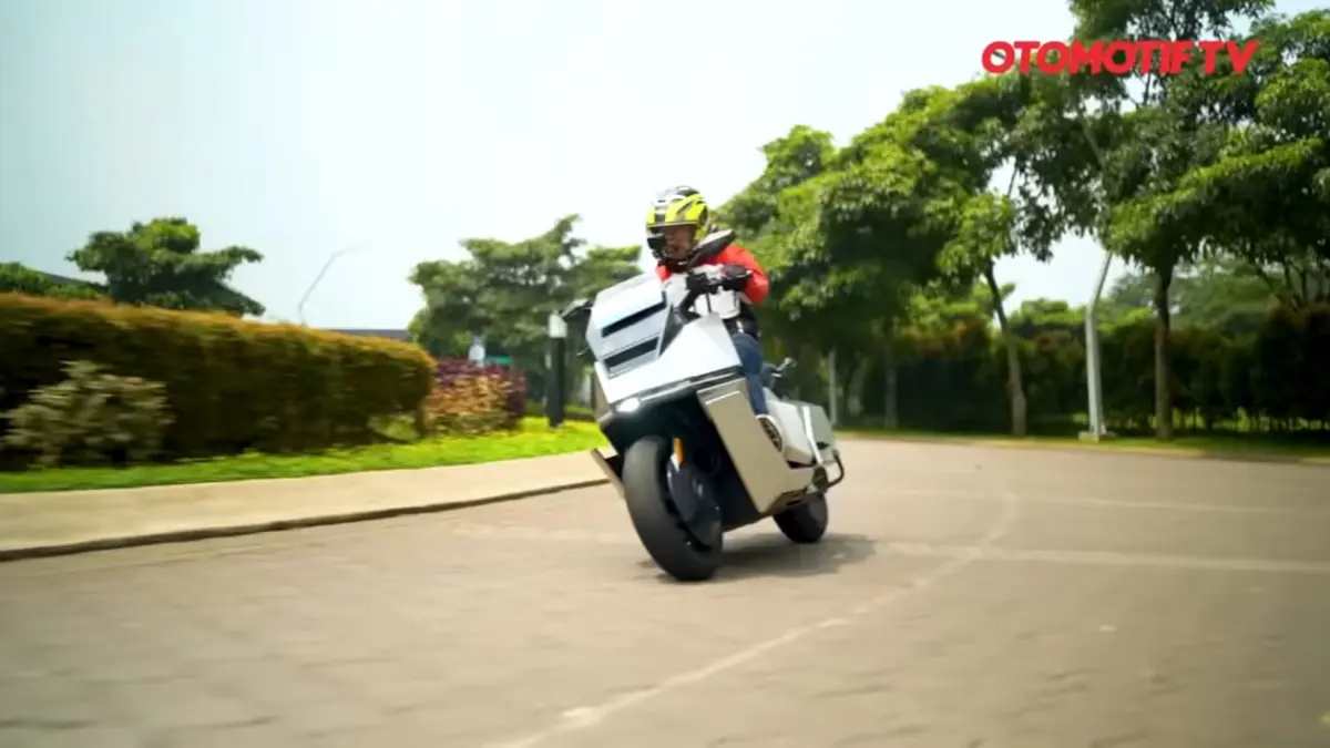 Omo X Smart hadir dengan jarak tempuh hingga 260 km, tenaga 13 kW, fitur premium, dan harga pre-order Rp35,5 juta. Simak spesifikasi lengkapnya.(ScYoutube)