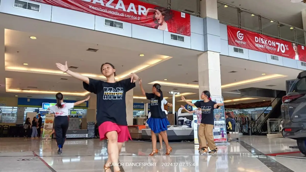 DANCESPORT KOTA BLITAR UNTUK RADAR BLITAR
SEMANGAT: Sejumlah atlet dancesport latihan rutin untuk persiapan kejuaraan berikutnya. 