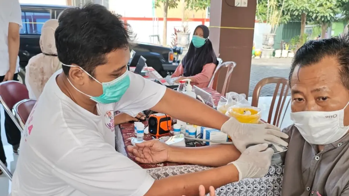 DINKES UNTUK RADAR BLITAR
AKSES KESEHATAN: Tenaga kesehatan di Kota Blitar saat melakukan Pemeriksaan Kesehatan Gratis (PKH) beberapa waktu lalu.
