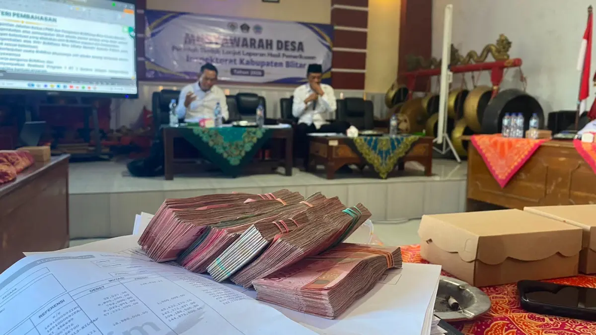 Forum Pemuda Peduli Desa Serang UNTUK RADAR BLITAR
TEGANG: Suasana musdes di Desa Serang terkait penyalahgunaan dana BUMDes. 