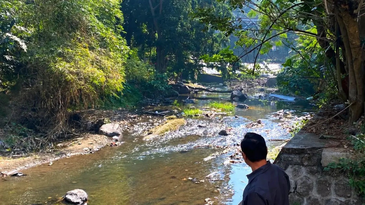 MOCH. LUKI AZHARI/RADAR BLITAR
MULAI SURUT: Aliran di salah satu sungai lahar di Sukorejo yang mulai mengalami surut saat memasuki musim kemarau.