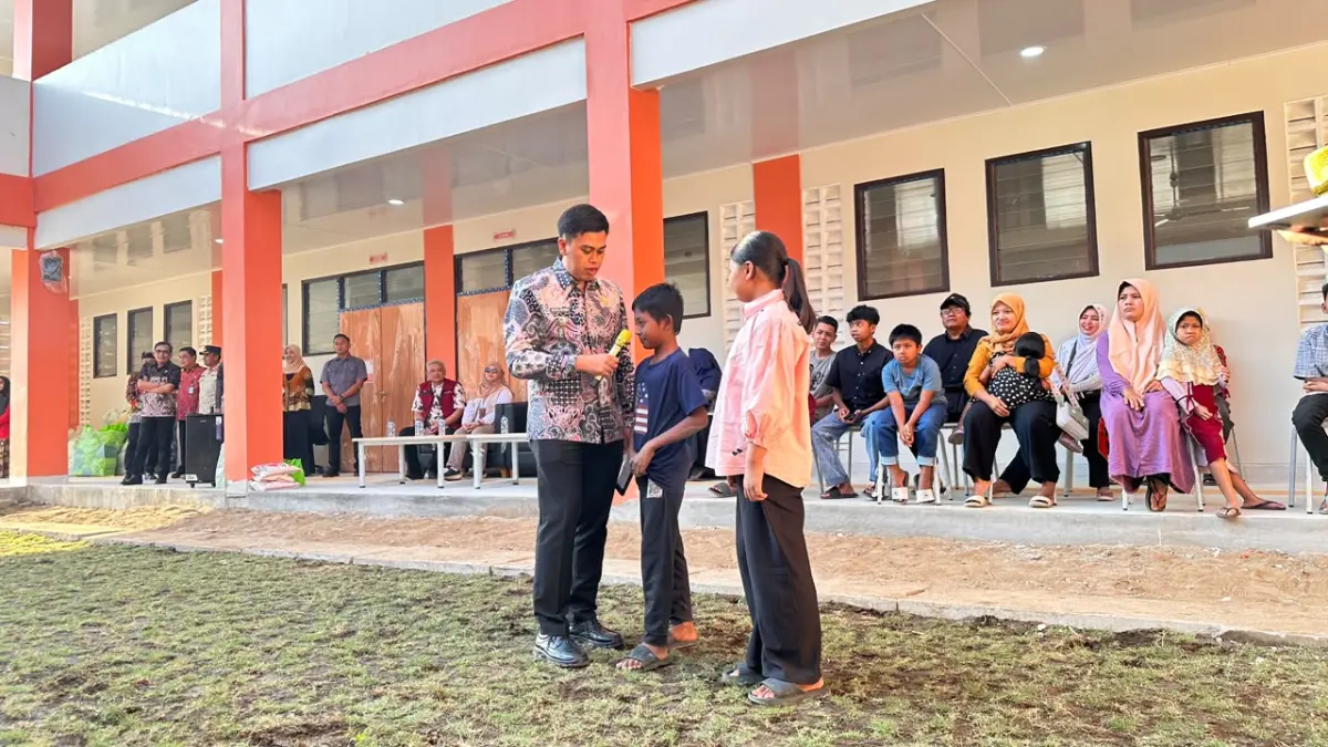Wali Kota Blitar Syauqul Muhibbin berbincang dengan calon siswa SR di Sekolah Rakyat, Jumat (10/7).
