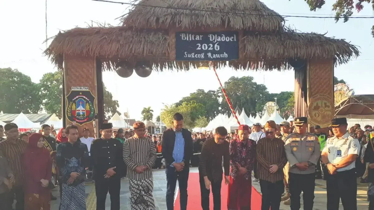 "Pengunjung memadati kawasan Bazar Blitar Djadoel 2026 di Alun-Alun Kota Blitar. Membludaknya pengunjung turut memicu kedatangan pedagang dadakan, sehingga Disperindag bersama Satpol PP melakukan penataan dan pengalihan lokasi berjualan demi menjaga ketertiban."