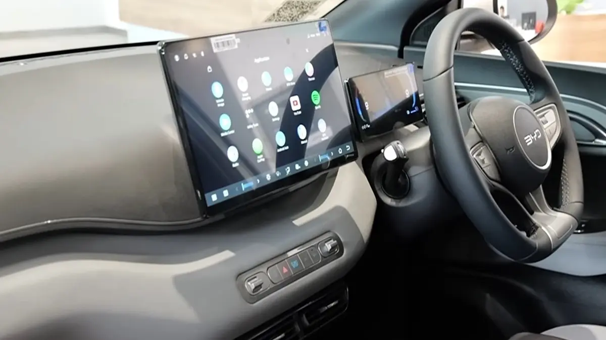 Analisis cerdas fenomena mobil listrik turun harga gila-gilaan di IIMS 2026. Pertimbangkan aspek layanan purna jual, sewa baterai, dan garansi. (SC YOUTUBE)