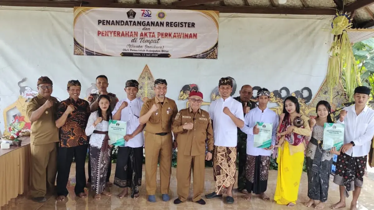 Bupati Blitar Rijanto dan Kepala Dispendukcapil Kabupaten Blitar, Tunggul Adi Wibowo, foto bersama Parisada Hindu Dharma Indonesia (PHDI) Kabupaten Blitar saat acara penyerahan akta pernikahan di Pura Agung Arga Sunya, Senin (13/7).