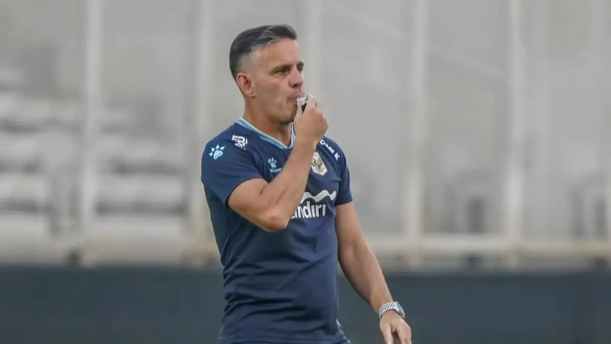John Herdman membawa filosofi baru ke Timnas Indonesia. Formasi tiga bek, wing play, dan high press siap menjadi identitas baru Garuda.(pinterest)