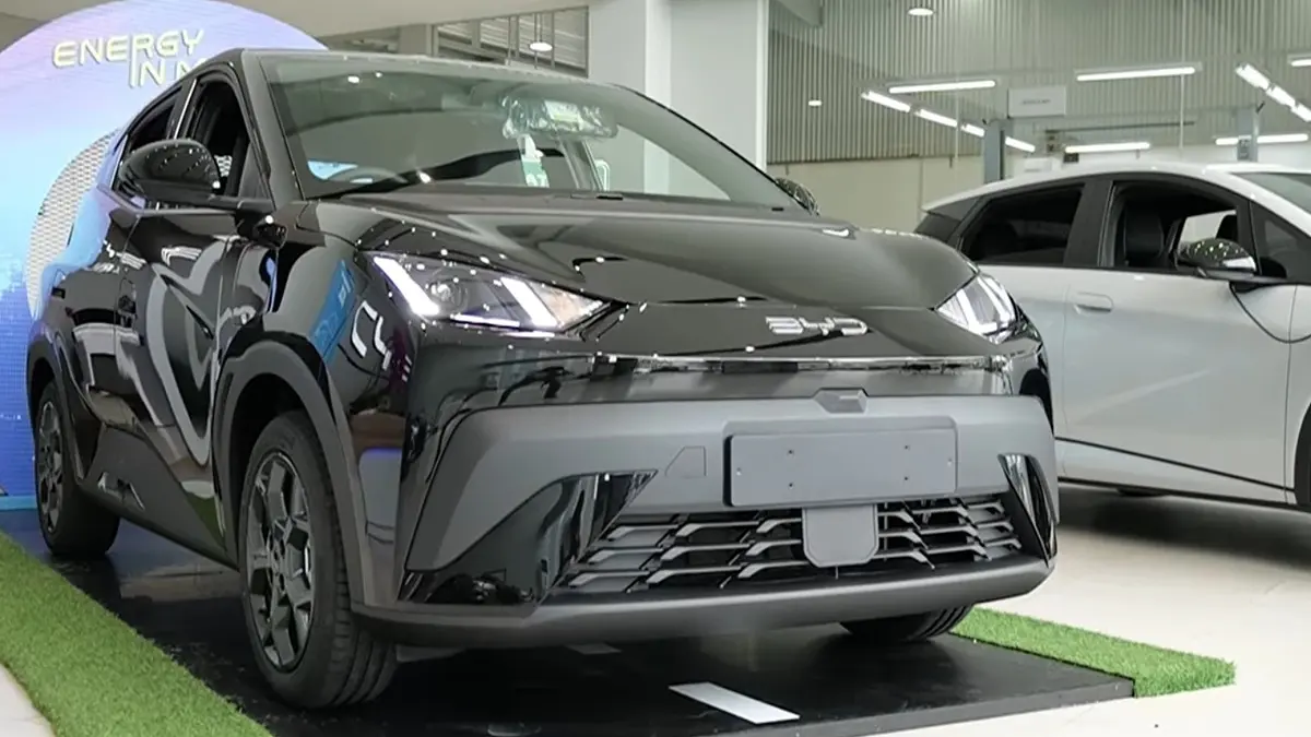 Kesempatan langka mobil listrik turun harga di awal 2026! Sisa stok BYD M6 NIK 2025 diobral murah, ada program kredit tanpa DP bagi PNS dan Dokter. (SC YOUTUBE)
