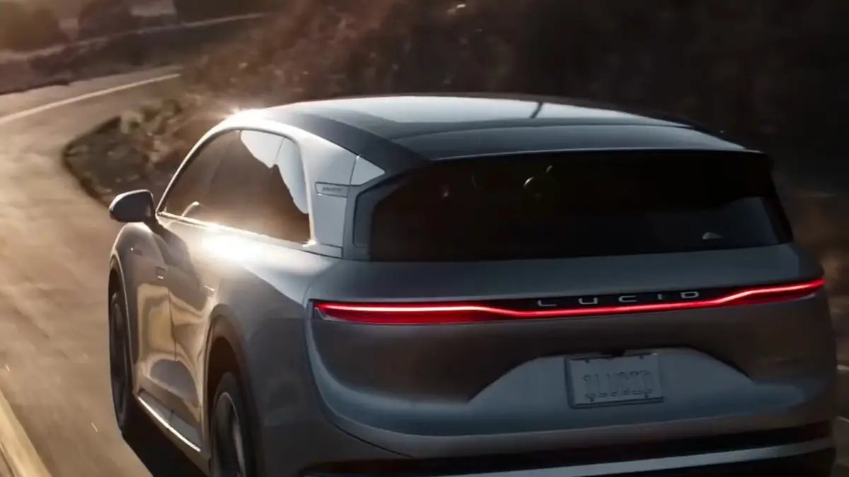 Mobil listrik jarak tempuh terjauh 2026 dipimpin Denza Z9 dengan jarak 1.068 km sekali cas, mengungguli Lucid, Xiaomi, Mercedes, dan BYD. (ScYoutube) 