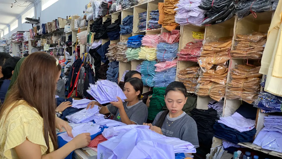 MOCH. LUKI AZHARI/RADAR BLITAR
RAMAI: Sejumlah orang tua mengantre beli seragam baru untuk anaknya di salah satu toko di Jalan Seruni, Minggu (12/7).