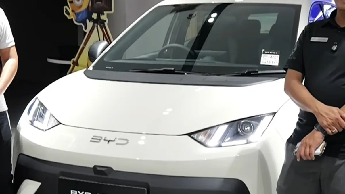 MPV keluarga premium mobil listrik turun harga besar-besaran untuk habiskan stok NIK 2025. Intip spek mewah BYD M6 tipe tertinggi di sini! (SC YOUTUBE)