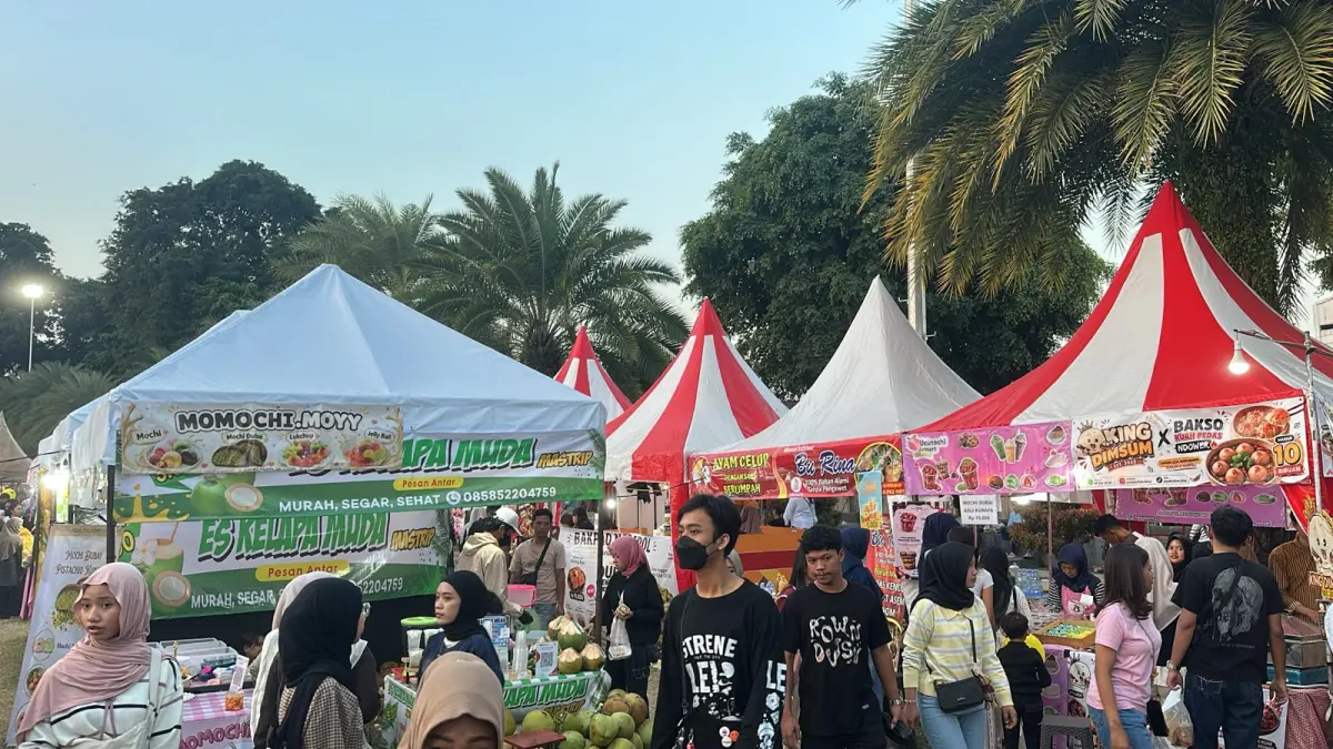 Padat Pengunjung Ratusan Warga Memadati Deretan Stand Bazar Dalam Gelaran Blitar Djadoel di Alon-Alon Kota Blitar