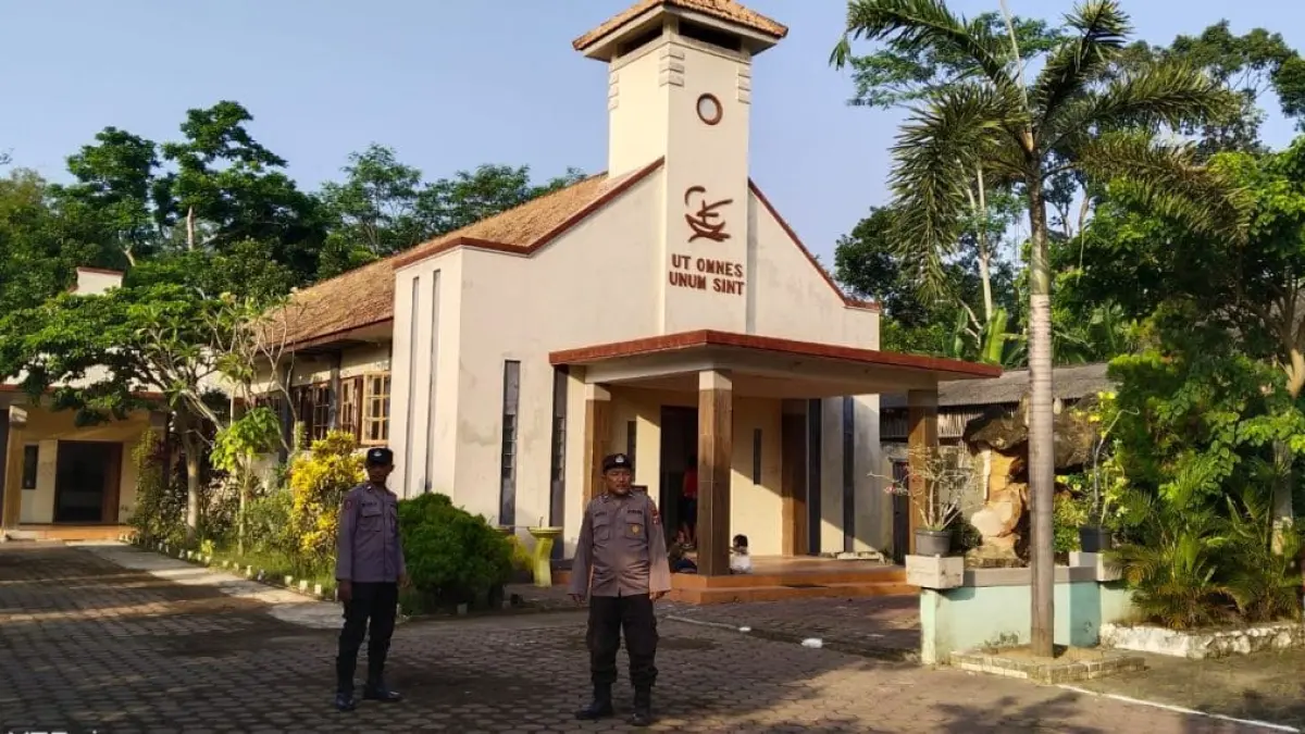 POLSEK WONODADI UNTUK RADAR BLITAR 
SIAGA: Polisi mengamankan prosesi ibadah Minggu di salah satu gereja di Kecamatan Wonodadi, kemarin (12/7).
