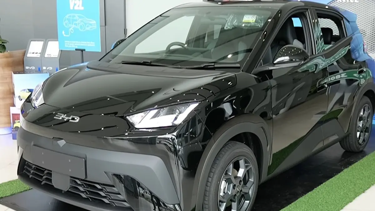Program cuci gudang bikin mobil listrik turun harga besar-besaran! Dapatkan unit BYD NIK 2025 di bawah Rp200 juta dengan program kredit DP 0%. (SC YOUTUBE)