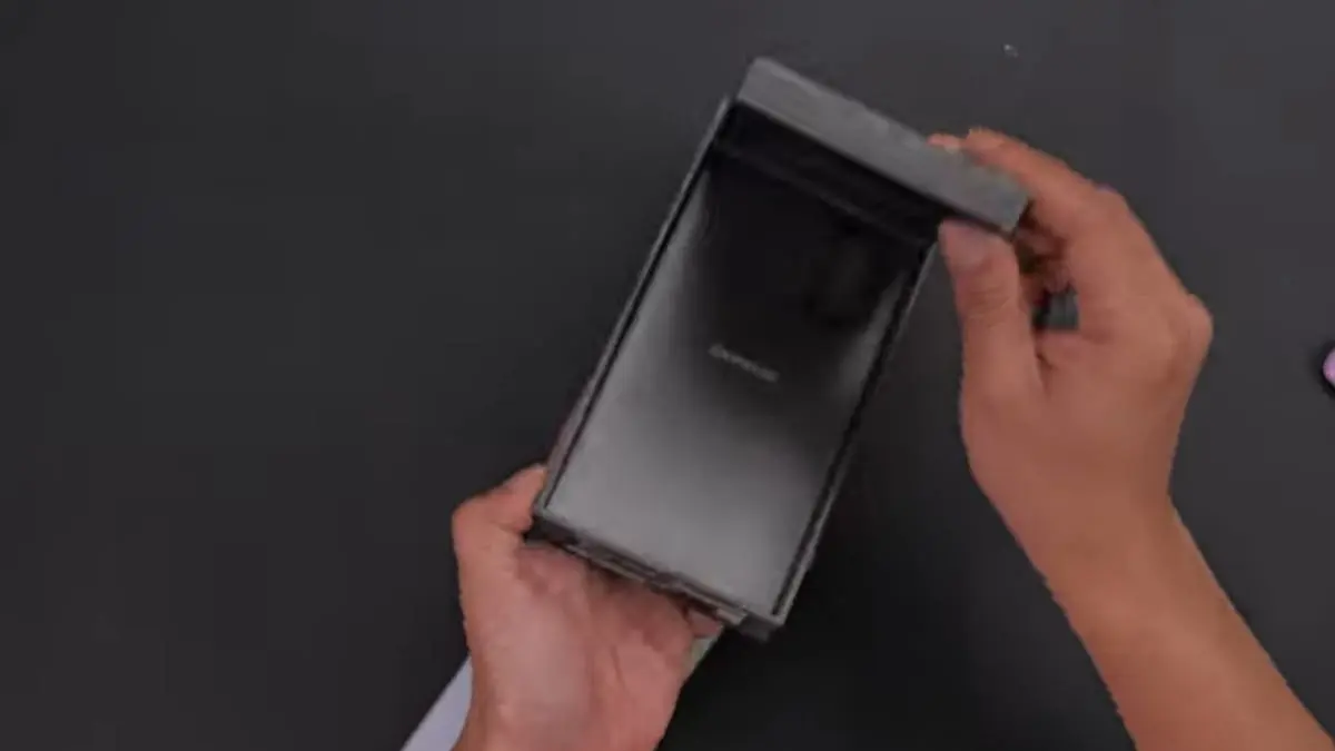 Samsung Galaxy S25 Edge bekas kini dijual sekitar Rp10 jutaan. Masih layak dibeli pada 2026? Simak kelebihan, kekurangan, dan performanya.(ScYoutube)