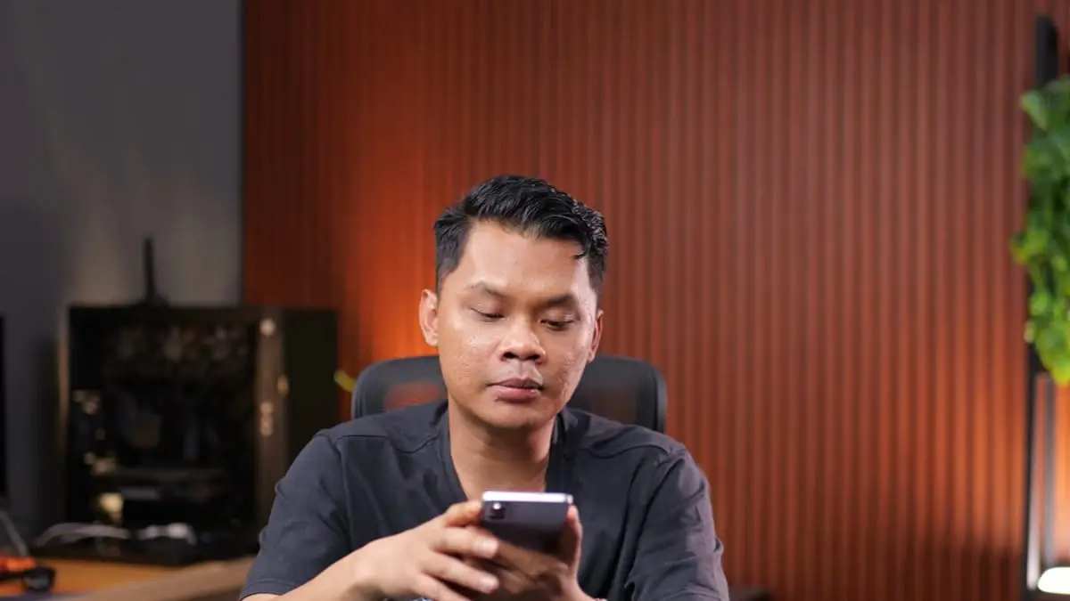 Samsung Galaxy S25 Edge bekas kini dijual sekitar Rp10 jutaan. Simak kelebihan, kekurangan, dan apakah masih layak dibeli pada 2026.(ScYoutube)