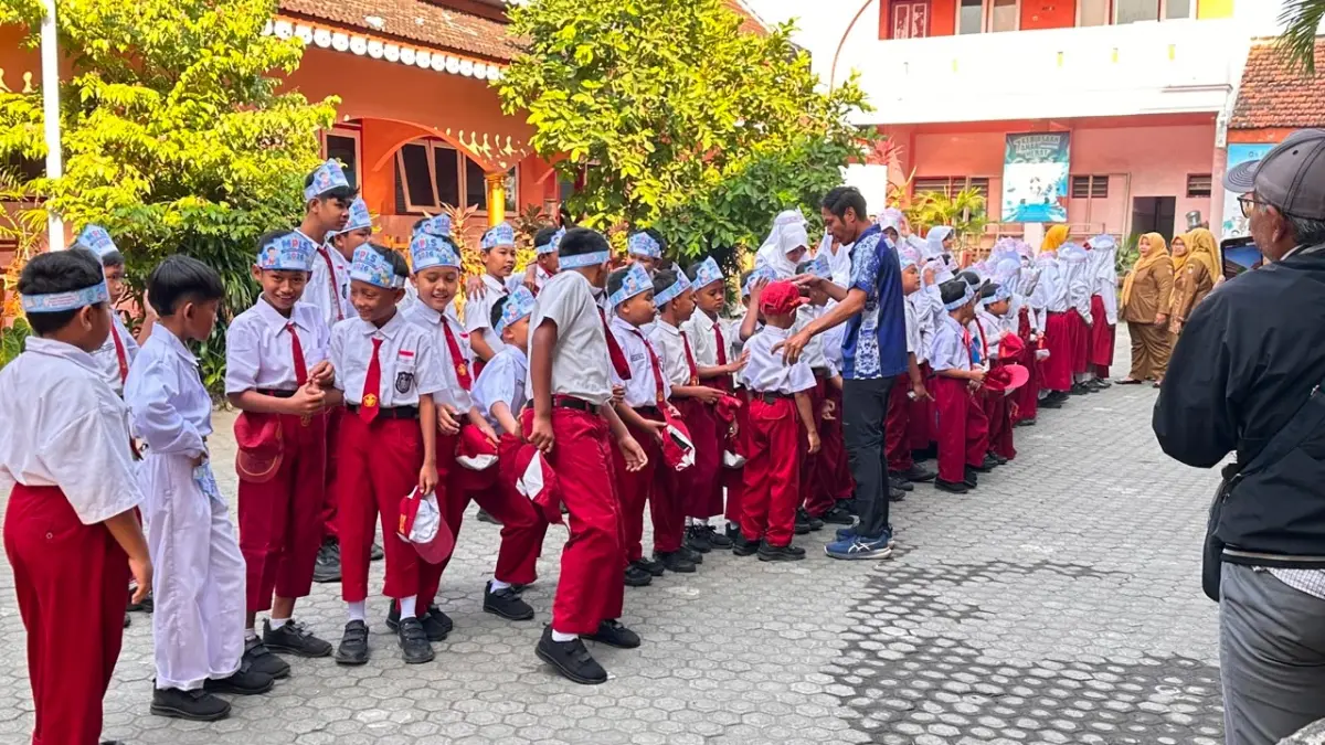 SENANG : Para siswa SDN Sukorejo 3  Kota Blitar mengikuti upacara di hari pertama masuk sekolah, kemarin (13/7)
