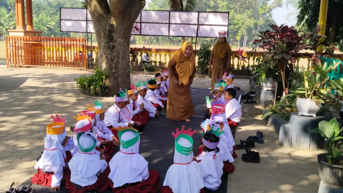 Siswa SDN Gandekan 02 mengikuti edukasi kesadaran hukum dan pencegahan bullying dari kepolisian.