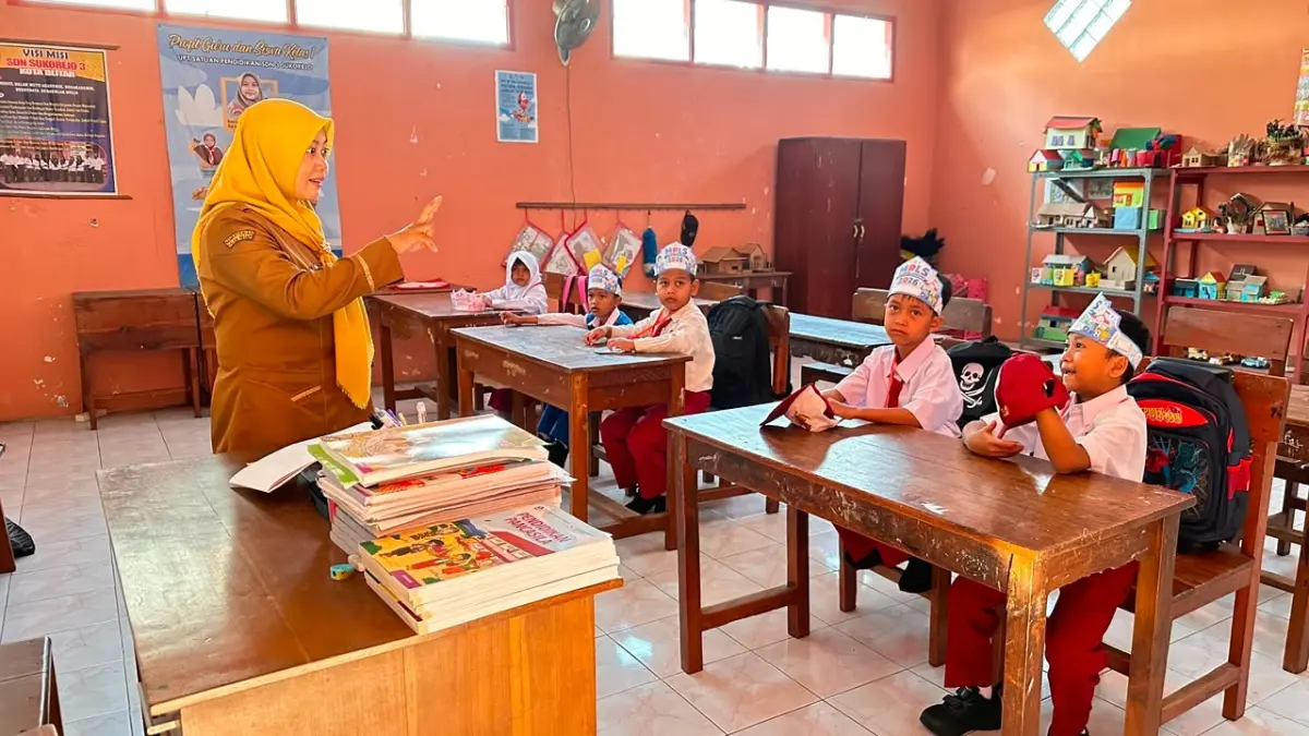 TETAP SEMANGAT : Meski hanya diisi 5 murid kelas I, kegiatan MPLS di SDN Sukorejo 03 tetap aman.