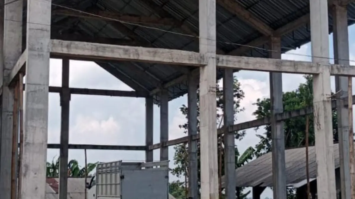 Gedung Serbaguna Desa Ngadirenggo Kecamatan Wlingi yang belum selesai dibangun