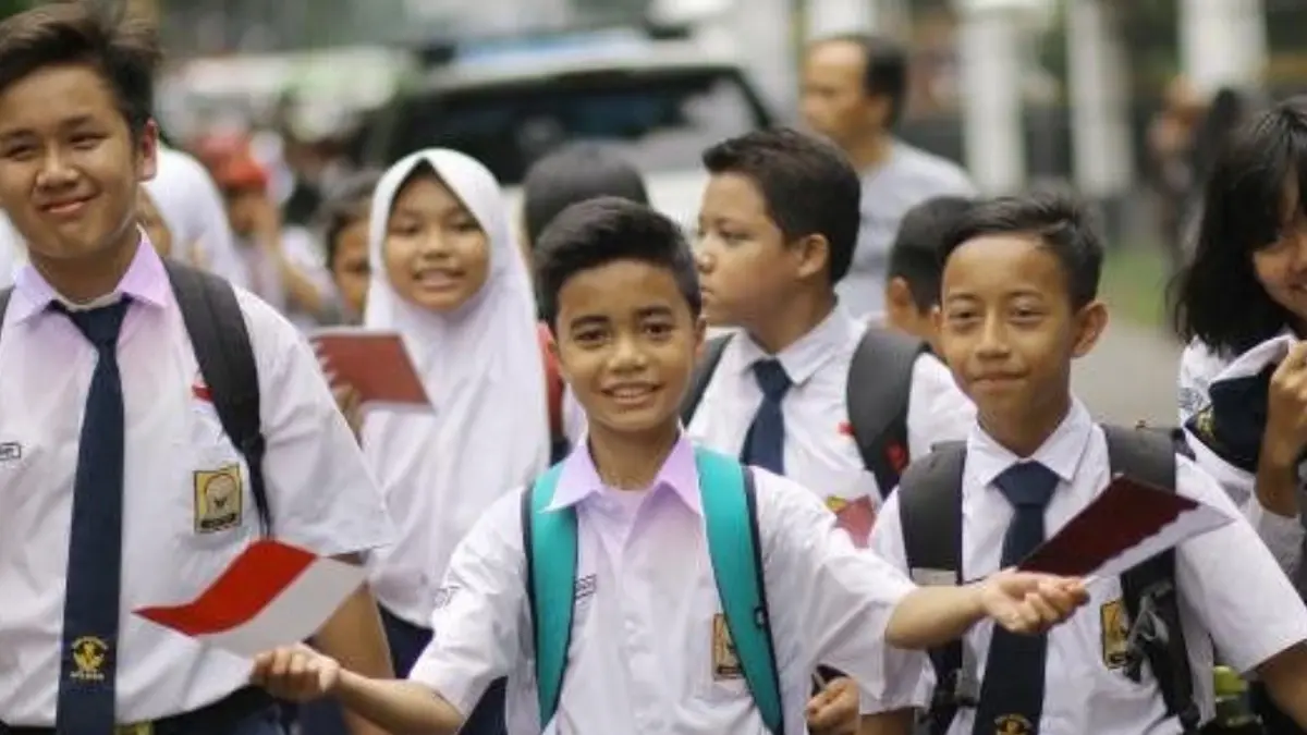 Hari pertama tahun ajaran baru 2026-2027 dimulai. Sebanyak 211 siswa baru SMPN 8 Jakarta ikuti masa pengenalan lingkungan sekolah didampingi orang tua. (PINTEREST)