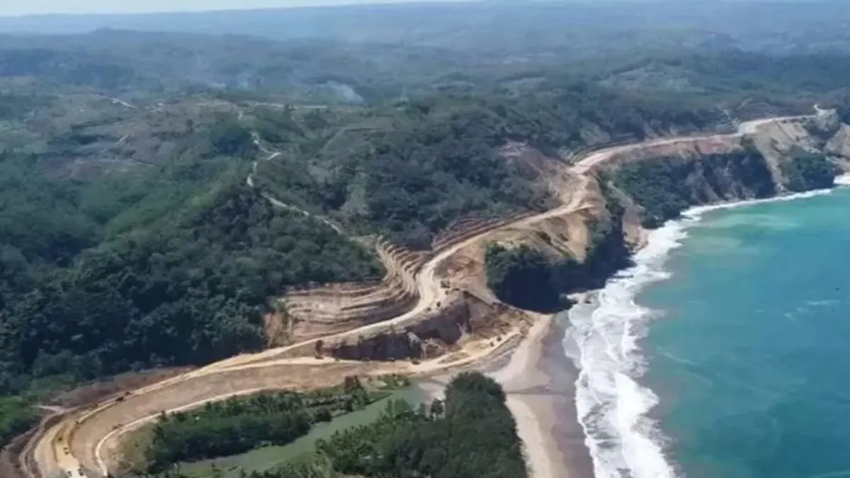 Jalur Lintas Selatan Blitar menawarkan perjalanan menuju Pantai Sine dengan jalan mulus, panorama laut biru tosca, perbukitan hijau, dan Sky View yang memikat.(Pinterest)
