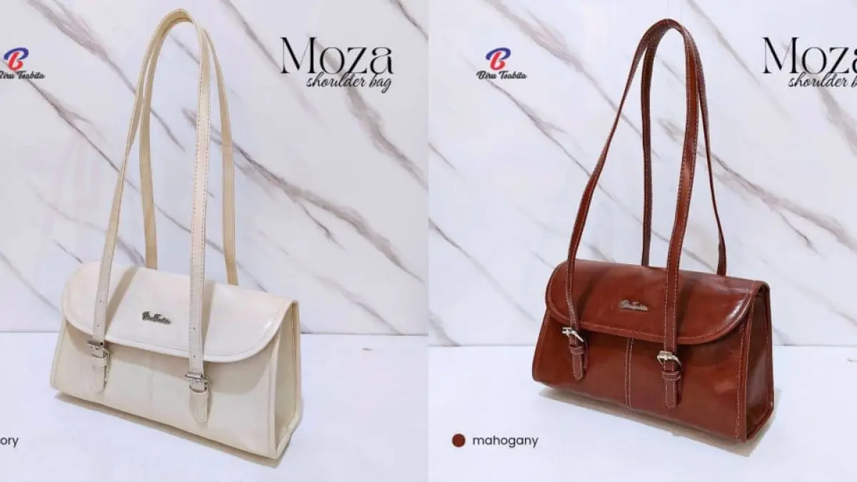 Mutoharoh, pemilik Biru Tsabita, menunjukkan produk tas dan dompet wanita hasil usahanya yang berkembang berkat pendampingan Rumah BUMN BRI.
