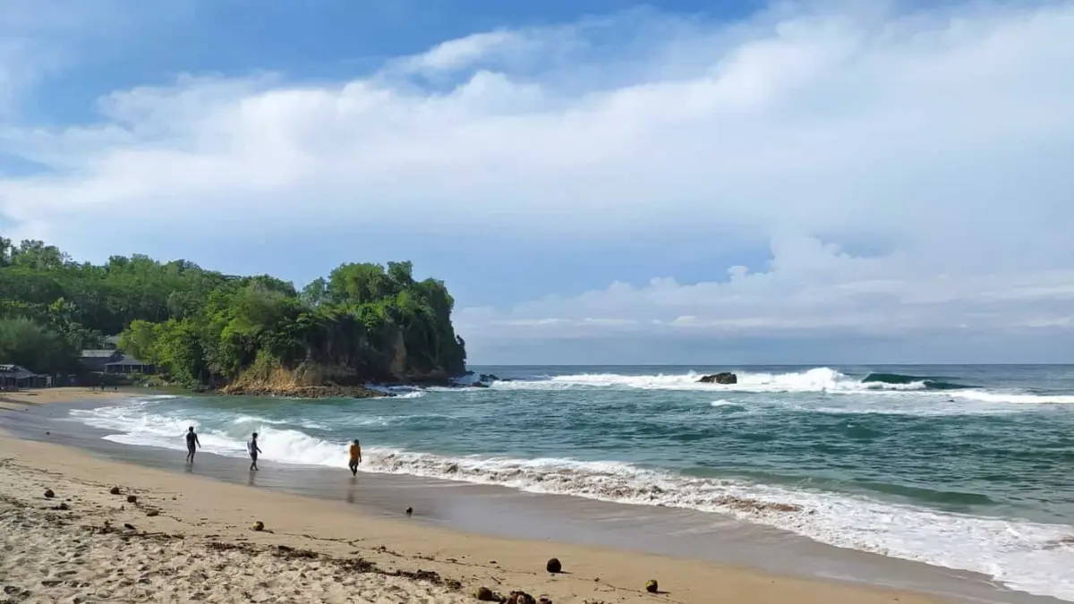 Pantai Tambakrejo di Kabupaten Blitar menawarkan keindahan alam, fasilitas memadai, serta akses yang mudah dijangkau wisatawan.