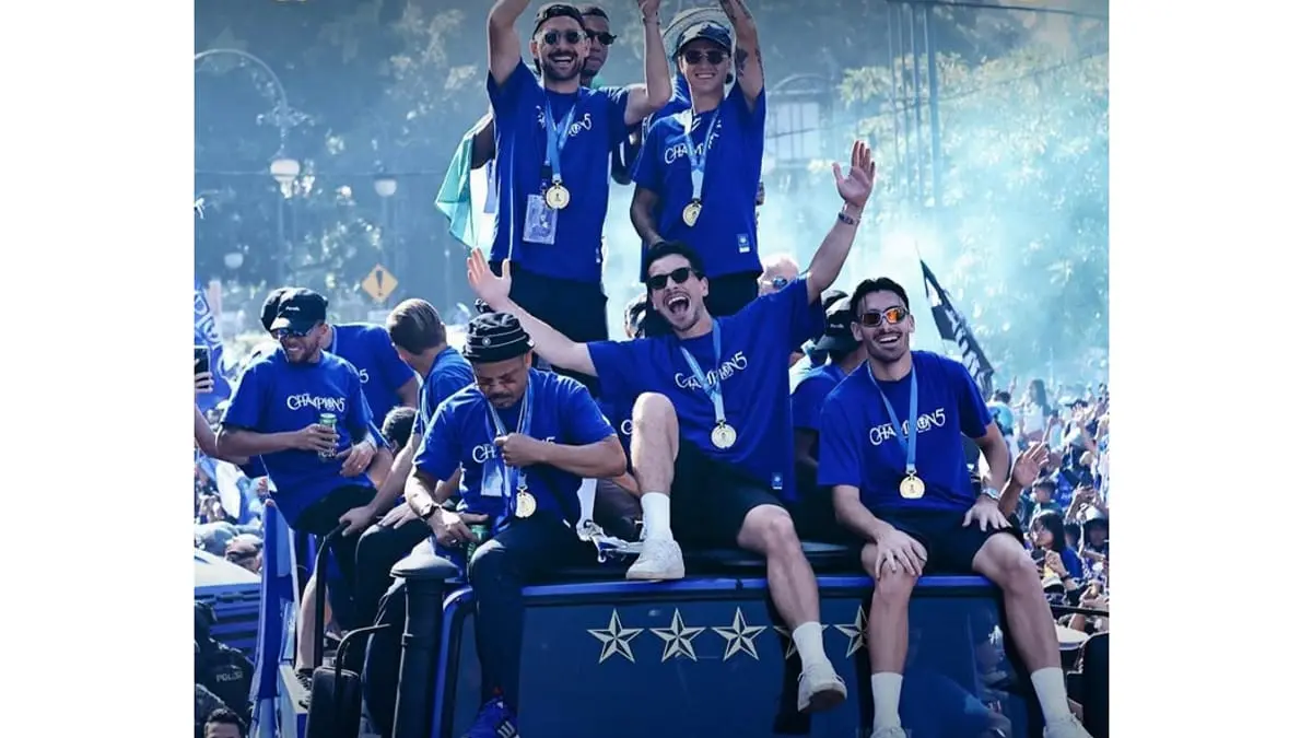 Sandy Walsh Persib menjalani momen perdana di Bandung dengan sambutan hangat, perjalanan menggunakan Whoosh, dan kunjungan ke Team Store Persib.(Pinterest)