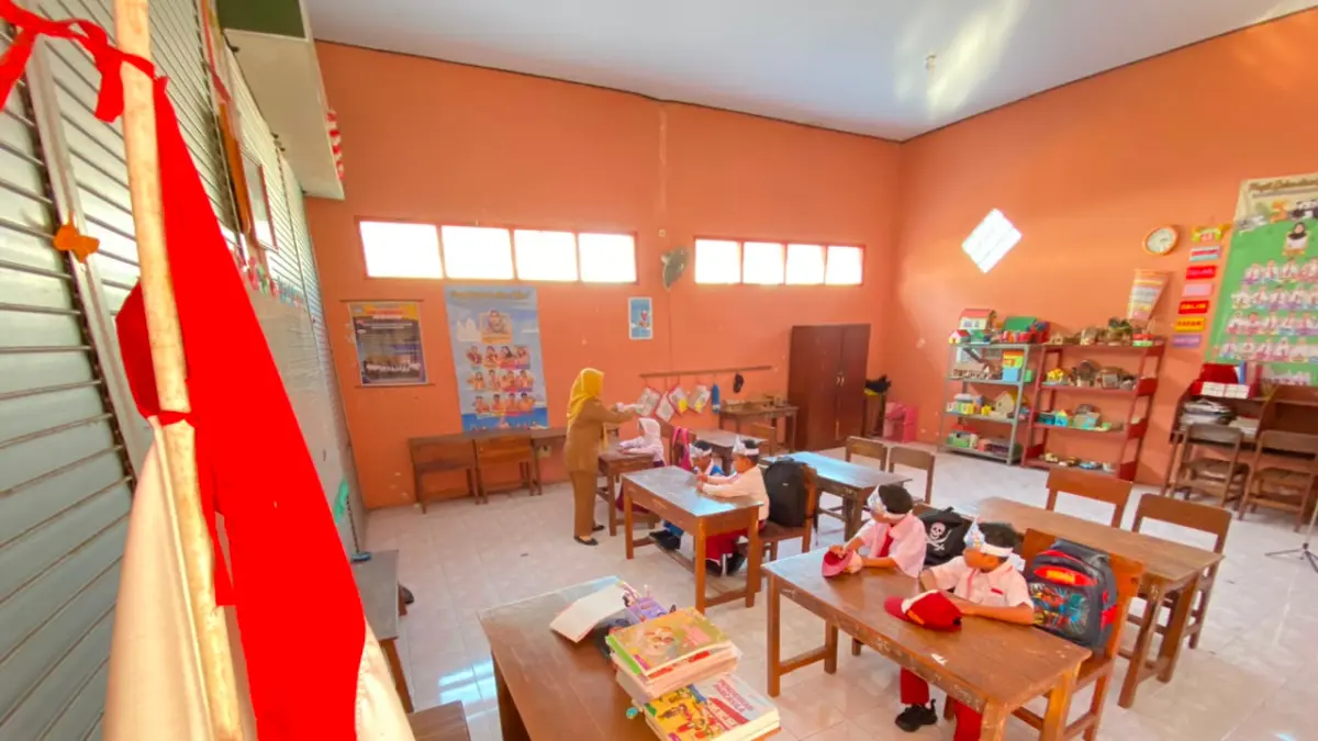 Siswa mengikuti kegiatan belajar pada hari pertama sekolah. Dewan Pendidikan Kota Blitar menilai perlunya peningkatan kualitas layanan pendidikan agar sekolah negeri mampu menarik minat masyarakat dan memenuhi kuota peserta didik baru pada SPMB 2026.