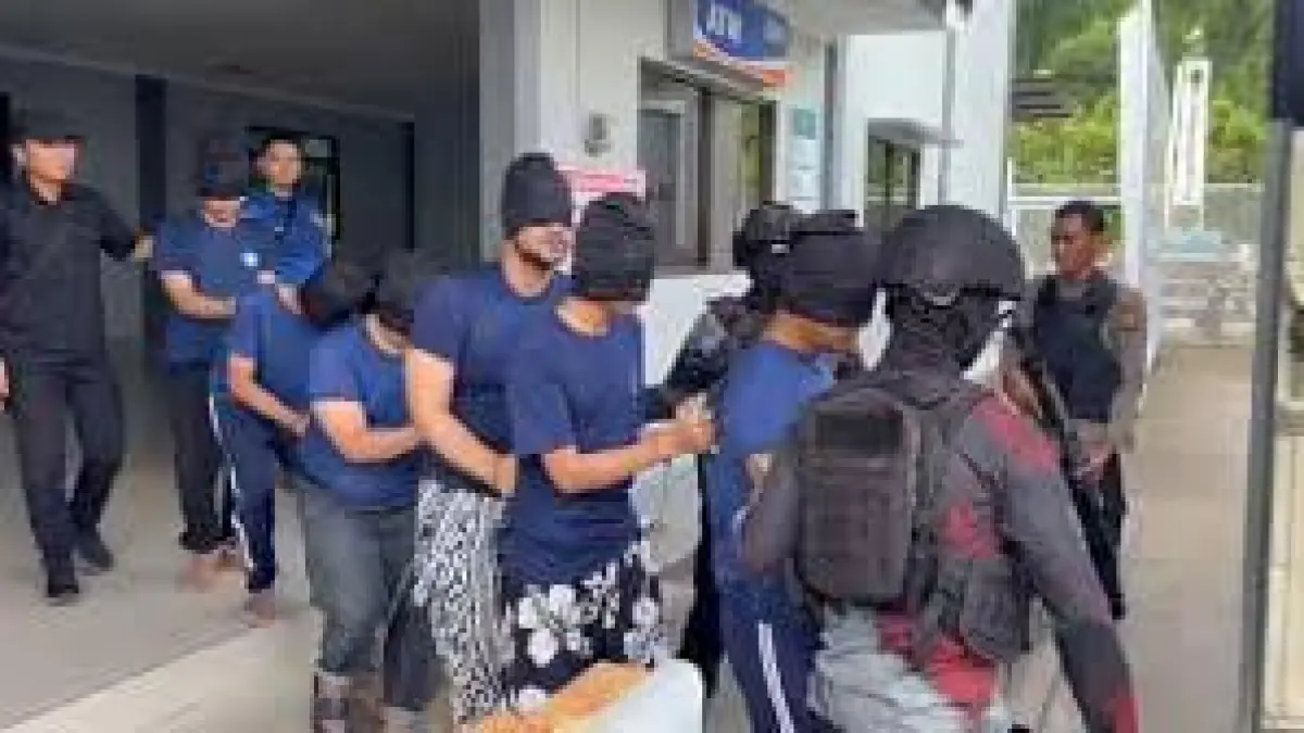 "Aktor Amar Zoni saat menjalani proses hukum. Pemindahannya ke Lapas Karanganyar Nusakambangan dengan sistem super maximum security menjadi sorotan publik dan menandai babak baru dalam proses pembinaannya."