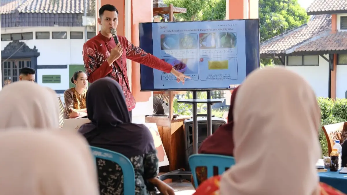 Ari Prasetyo menunjukkan hasil pewarna alami berbahan limbah biji biksa yang dikembangkan melalui Program SORAI sebagai inovasi ramah lingkungan untuk mendukung UMKM batik berkelanjutan di Kabupaten Blitar.