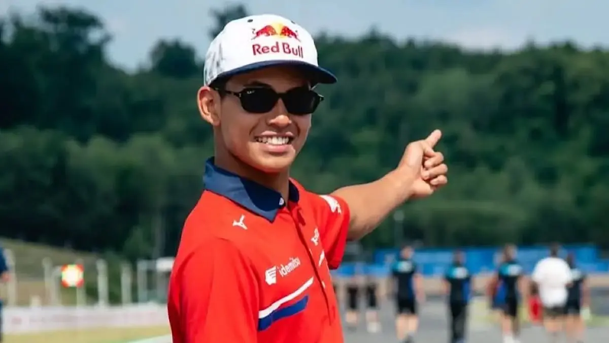 Feda Ega Pratama P8 Sachsenring usai lolos dari kecelakaan massal di tikungan pertama dan finis delapan besar pada balapan Moto3 Jerman.(pinterest)