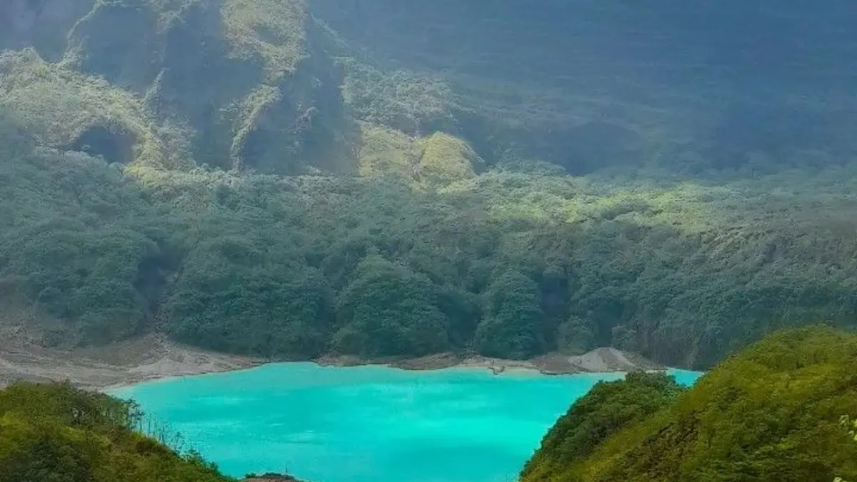 Info rute & harga tiket masuk wisata kawah Gunung Kelud via Ngancar Kediri terbaru. Cek tips treking jalan kaki dan keindahan danau hijau tosca di sini! (PINTEREST)