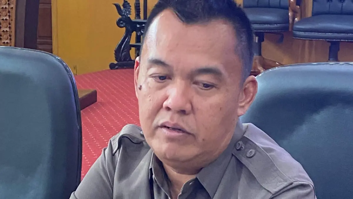 Ketua Komisi II DPRD Kota Blitar, Yohan Tri Waluyo, meminta Pemkot segera menyelesaikan persoalan KONI agar pembinaan atlet tidak terganggu.