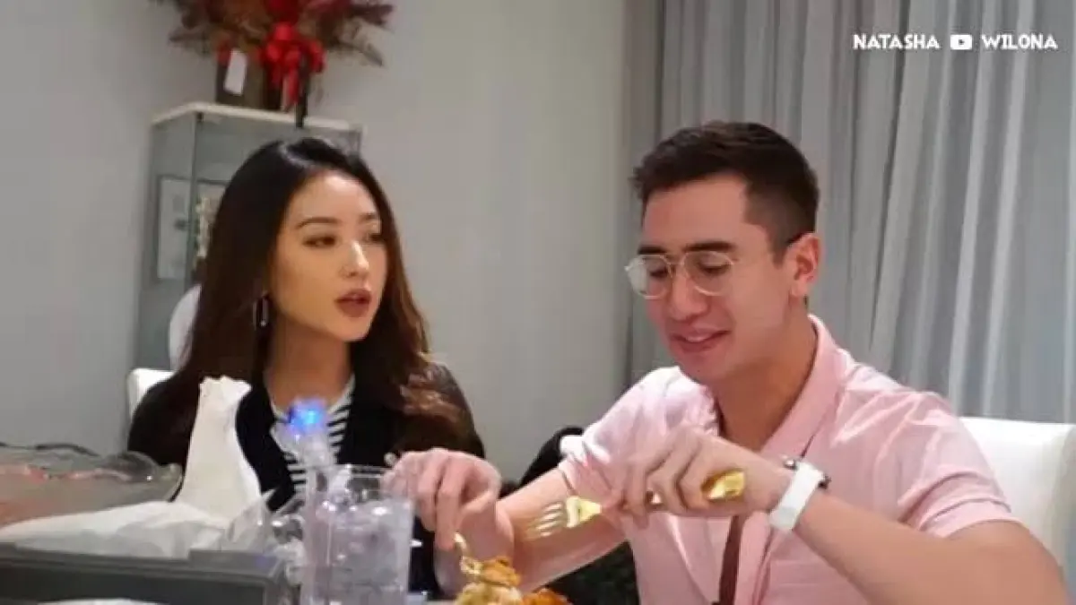 "Natasha Wilona dan Verrell Bramasta kembali menjadi perbincangan publik setelah muncul rumor persiapan pernikahan. Hingga kini, belum ada pernyataan resmi dari kedua belah pihak terkait kabar yang beredar."