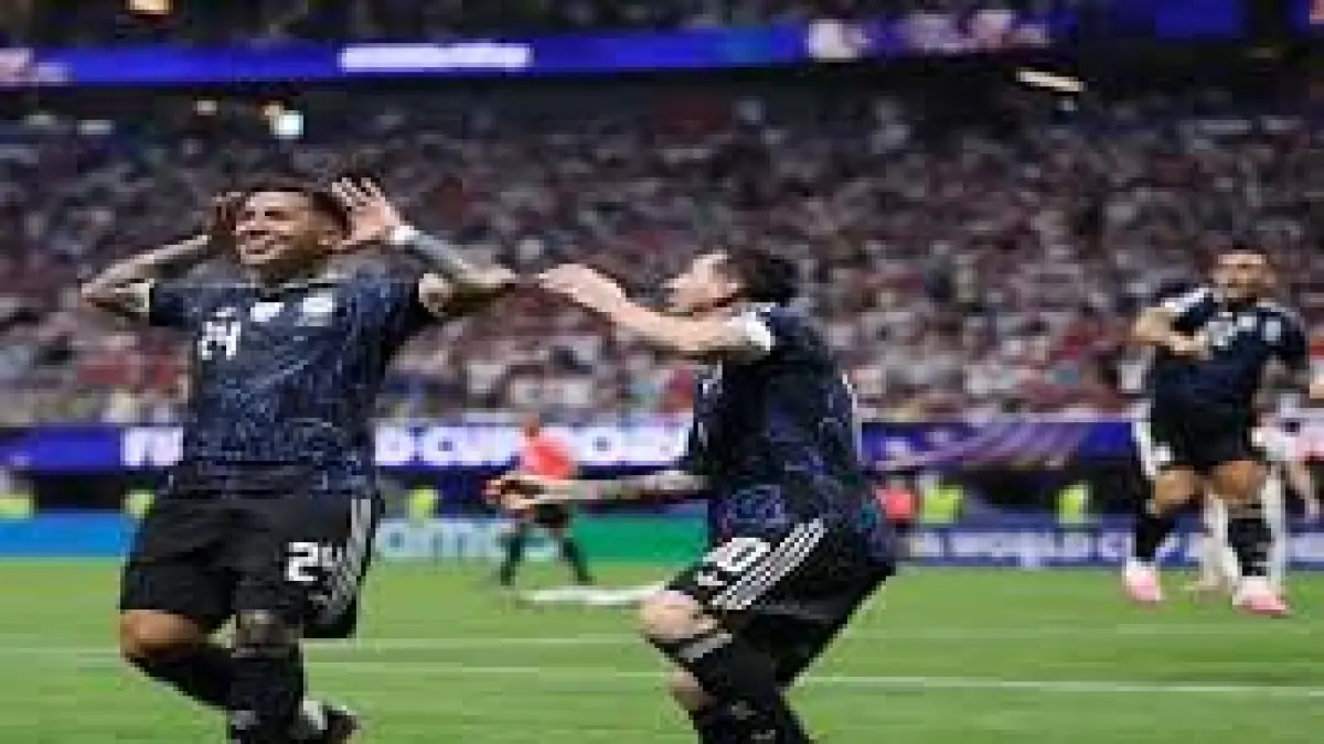 "Pemain Argentina dan Spanyol merayakan keberhasilan lolos ke final Piala Dunia 2026 usai menyingkirkan Inggris dan Prancis di babak semifinal. Duel perebutan gelar juara dijadwalkan berlangsung pada 20 Juli 2026."