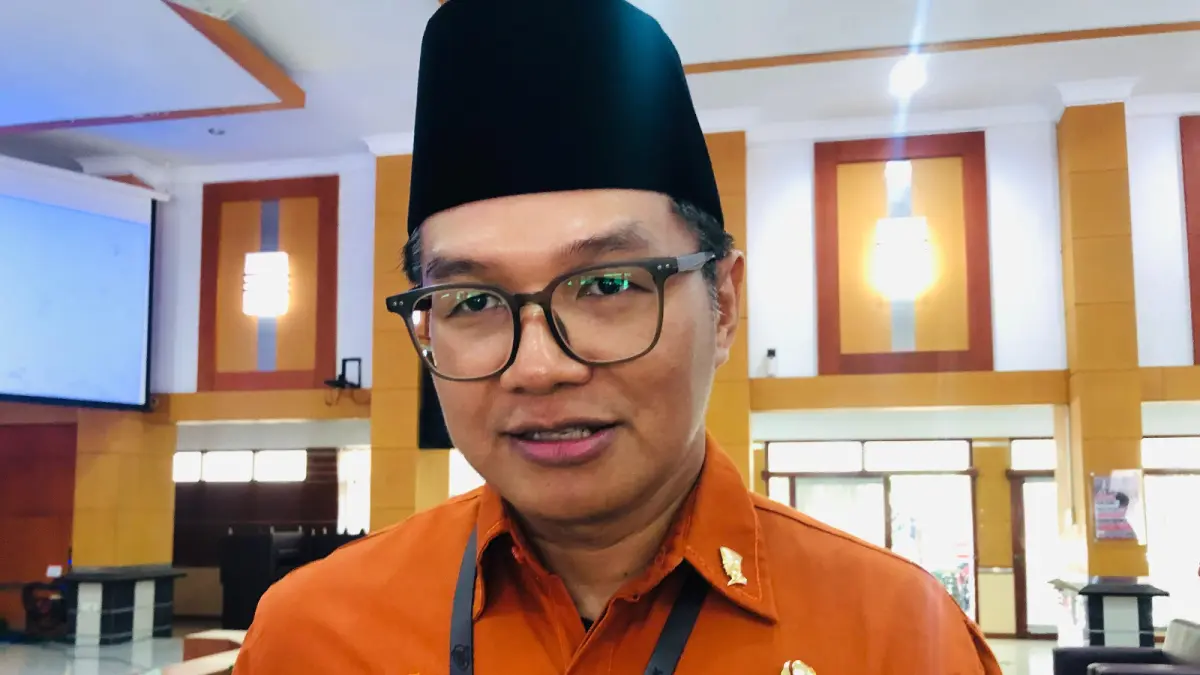 "Petugas BPS Kabupaten Blitar melakukan pendataan Sensus Ekonomi kepada pelaku usaha. BPS mengimbau masyarakat memberikan data yang jujur dan akurat guna mendukung penyusunan kebijakan pembangunan yang tepat sasaran."