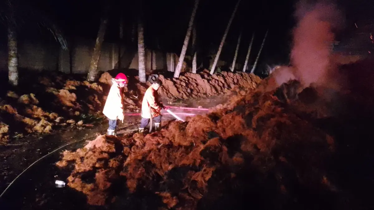 Petugas Damkar Memadamkan Api Yang Membakar Gudang Penyimpanan Serabut Kelapa