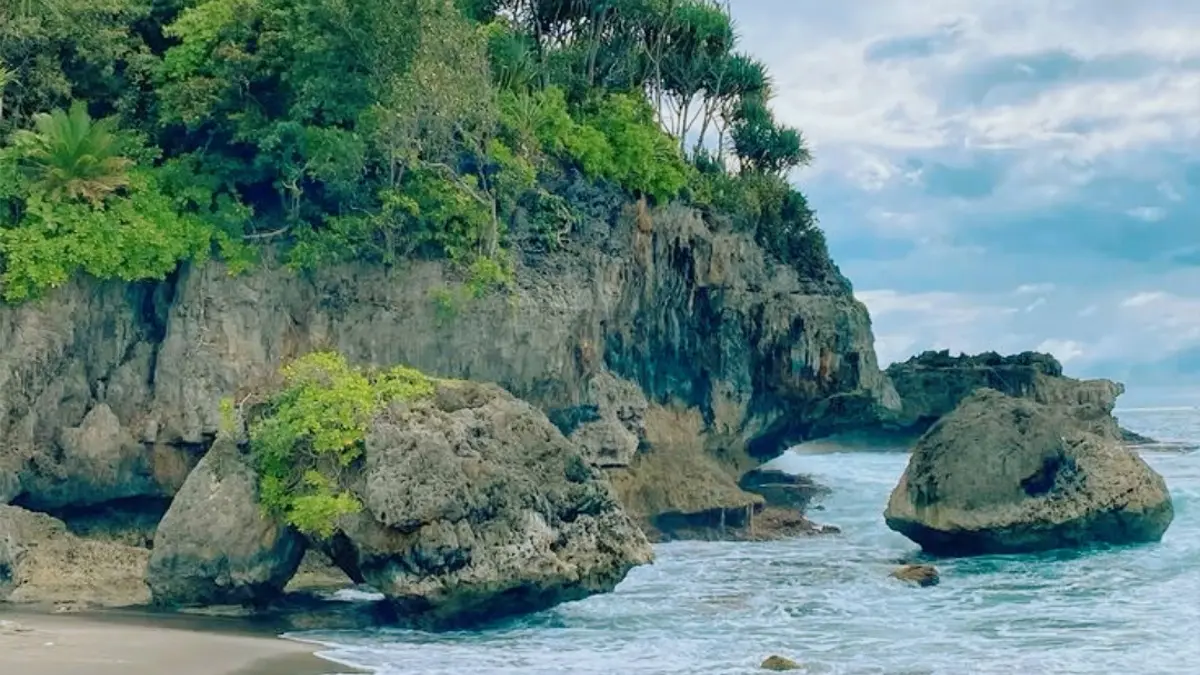 Temukan rekomendasi wisata pantai di Blitar terindah tahun 2026. Cek info rute, harga tiket masuk, keindahan pasir putih, hingga kuliner ikan bakar! (PINTEREST)