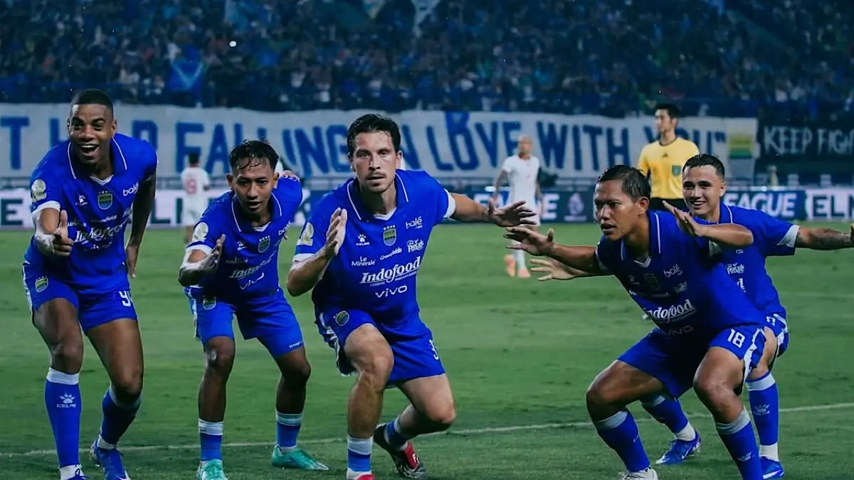 Transfer Persib Bandung kembali jadi sorotan usai Dimas Drajat hengkang. Lini depan dinilai sudah lengkap, sedangkan posisi kiper menjadi prioritas.(pinterest)