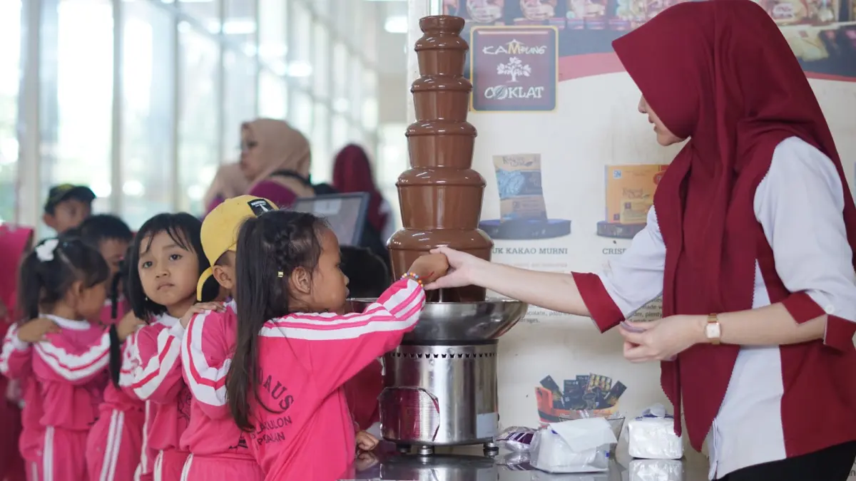 BELAJAR SAMBIL BERMAIN: Sejumlah anak PAUD antusias mengikuti cooking class di Kampung Coklat, Kabupaten Blitar. Melalui kegiatan ini, mereka dikenalkan proses budidaya kakao hingga menghias cokelat sebagai bagian dari pembelajaran luar kelas yang interaktif dan menyenangkan.