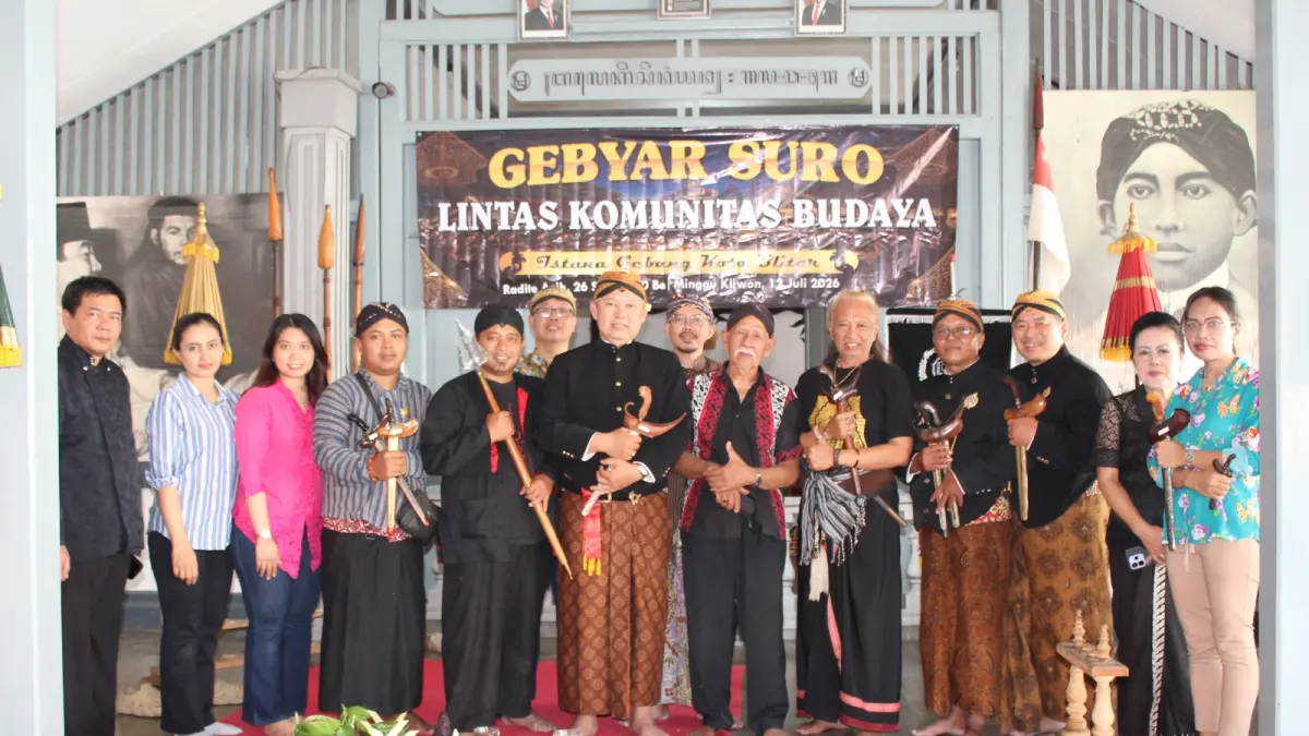 Giat Paguyuban Ngudi Luhur Pang Semarakkan Sura Lestarikan Budaya Sekaligus Kenalkan ke Generasi Muda di Kawasan Istana Gebang pada Minggu (12/7)