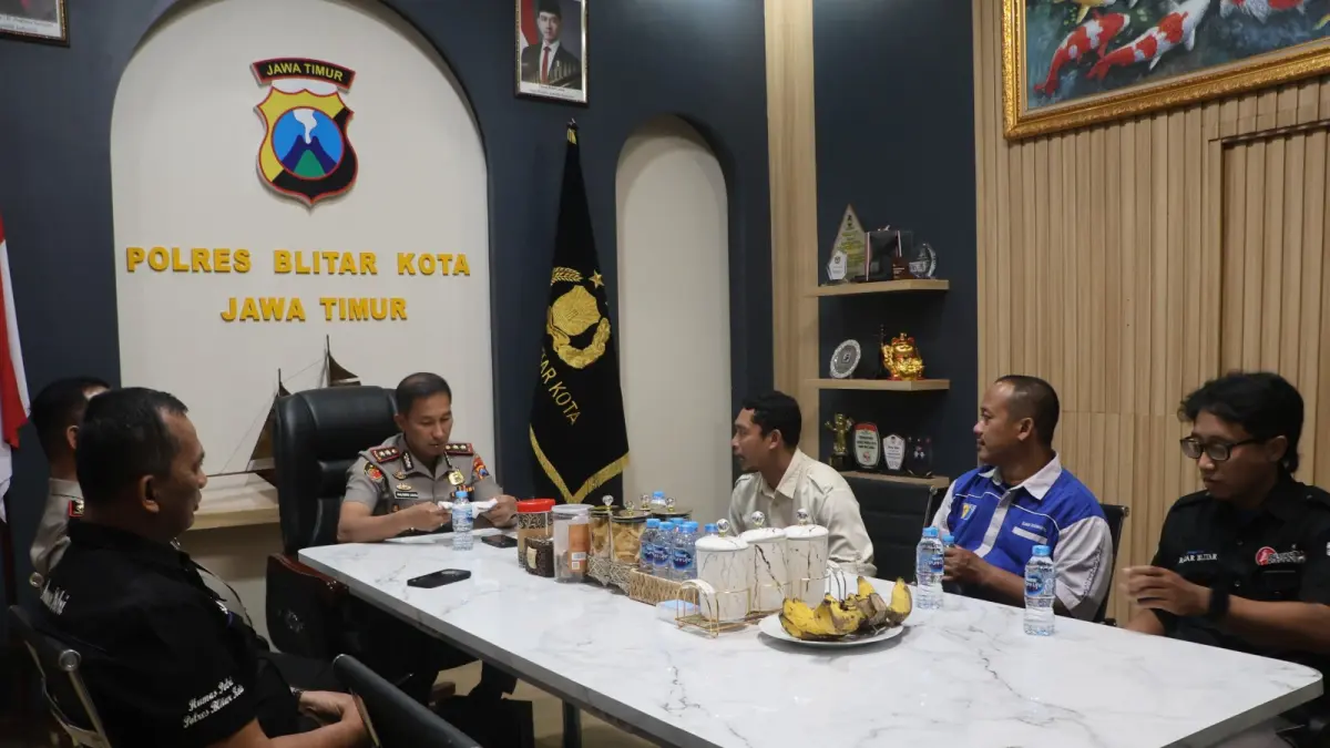 Kapolres Blitar Kota AKBP Kalfaris Triwijaya Lalo bersama jajaran Radar Blitar memperkuat sinergi dalam penyebaran informasi dan edukasi kepada masyarakat melalui kolaborasi yang berkelanjutan.