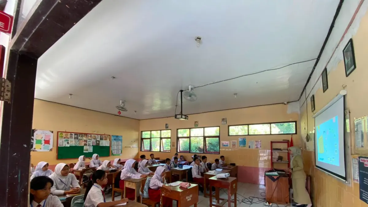 "Kepala Dispendik Kota Blitar Dindin Alinurdin menegaskan, kebijakan regrouping atau penggabungan sekolah belum menjadi prioritas. Dispendik saat ini fokus melakukan evaluasi menyeluruh terhadap mutu layanan pendidikan pasca-SPMB 2026."